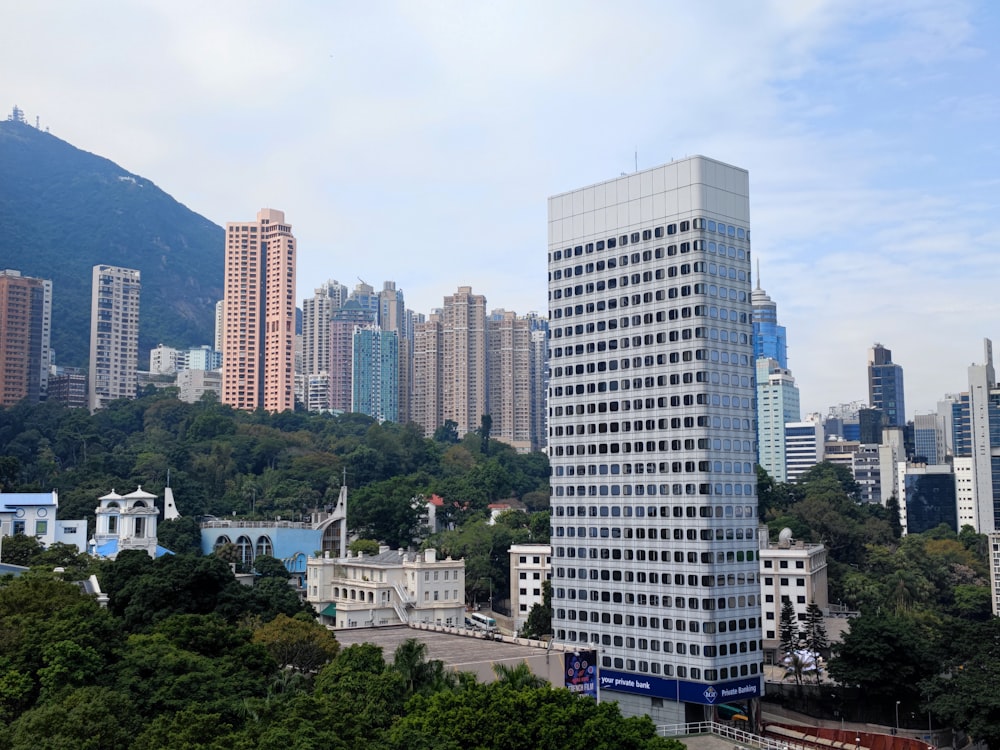 Un grand bâtiment blanc au milieu d’une ville