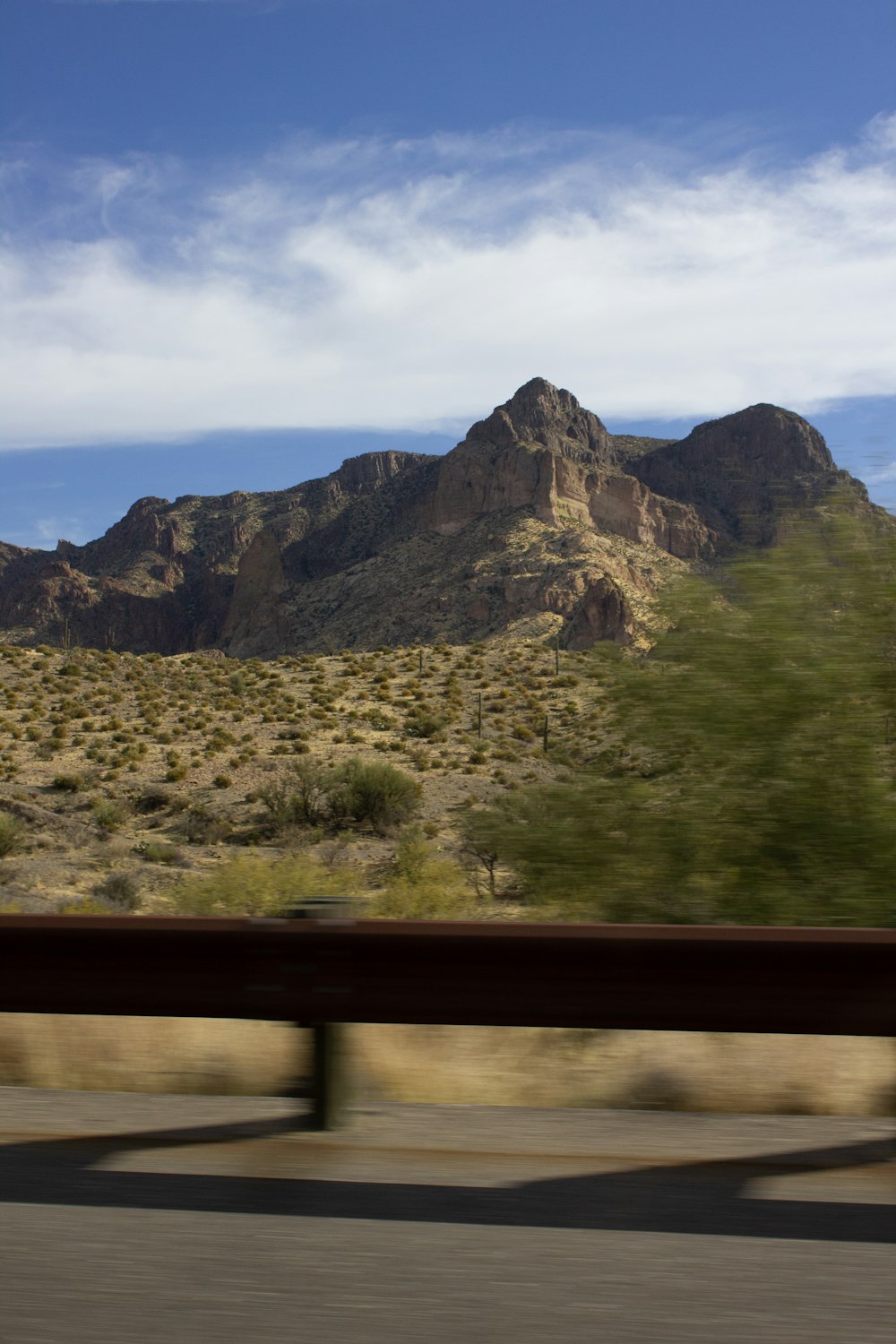 Una vista de una montaña desde un coche en movimiento