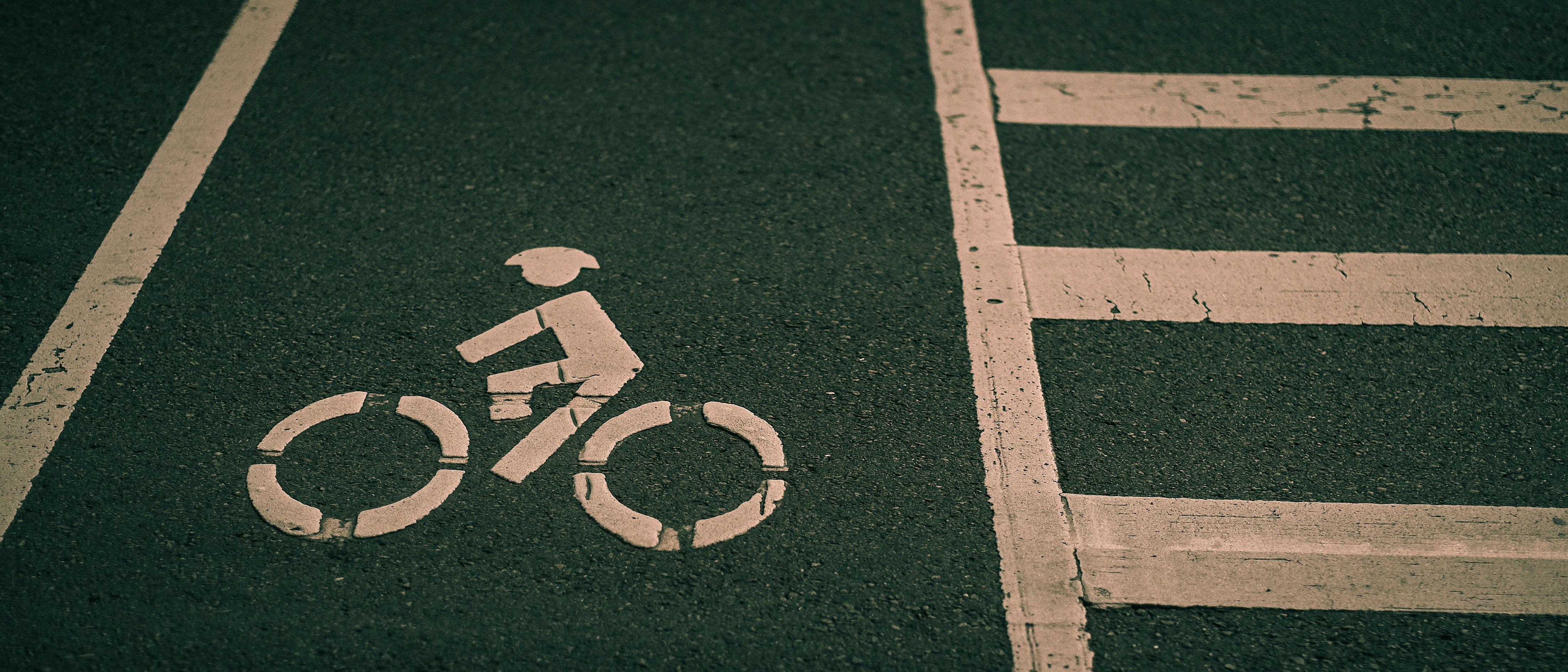 un carril bici con una bicicleta pintada