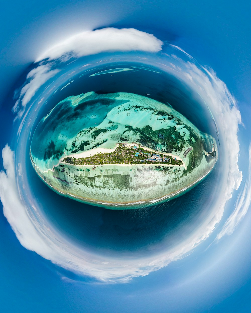 uma vista aérea de uma pequena ilha no oceano