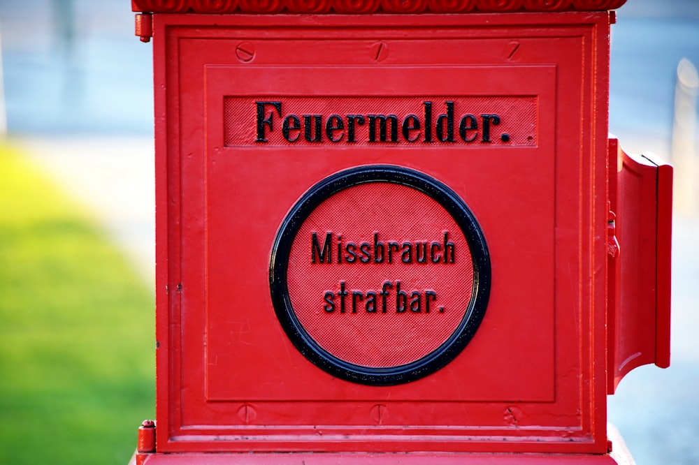 ein rotes Postfach mit einer Nachricht darauf