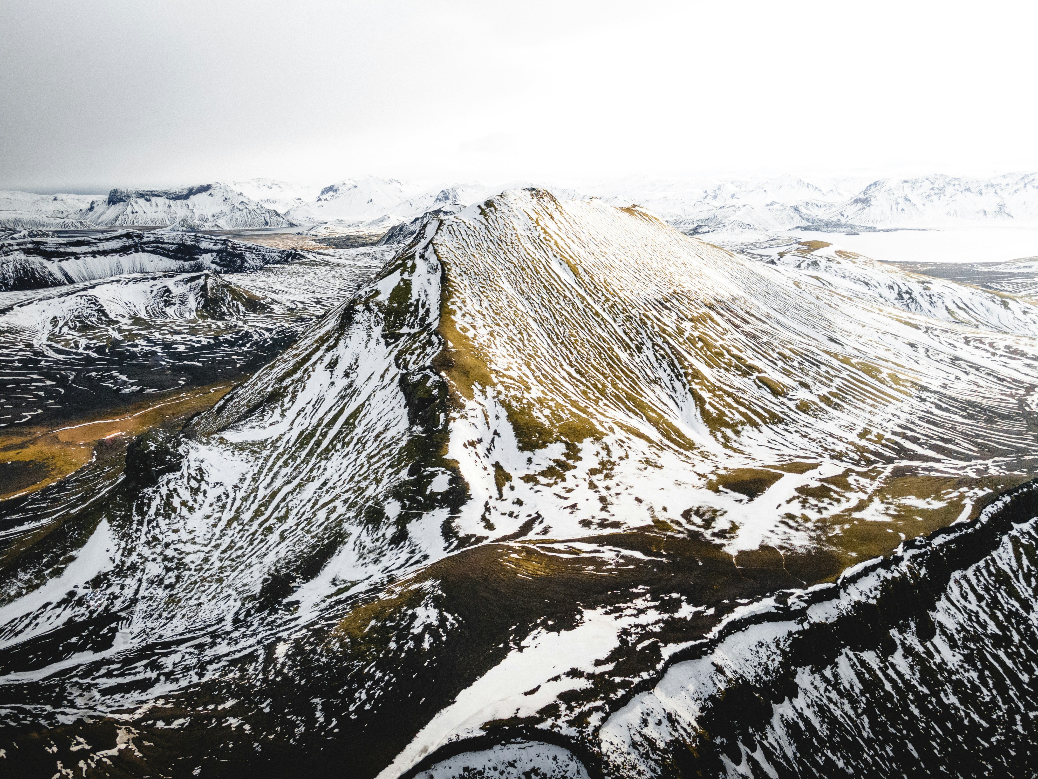 Una montagna coperta di neve e circondata da montagne