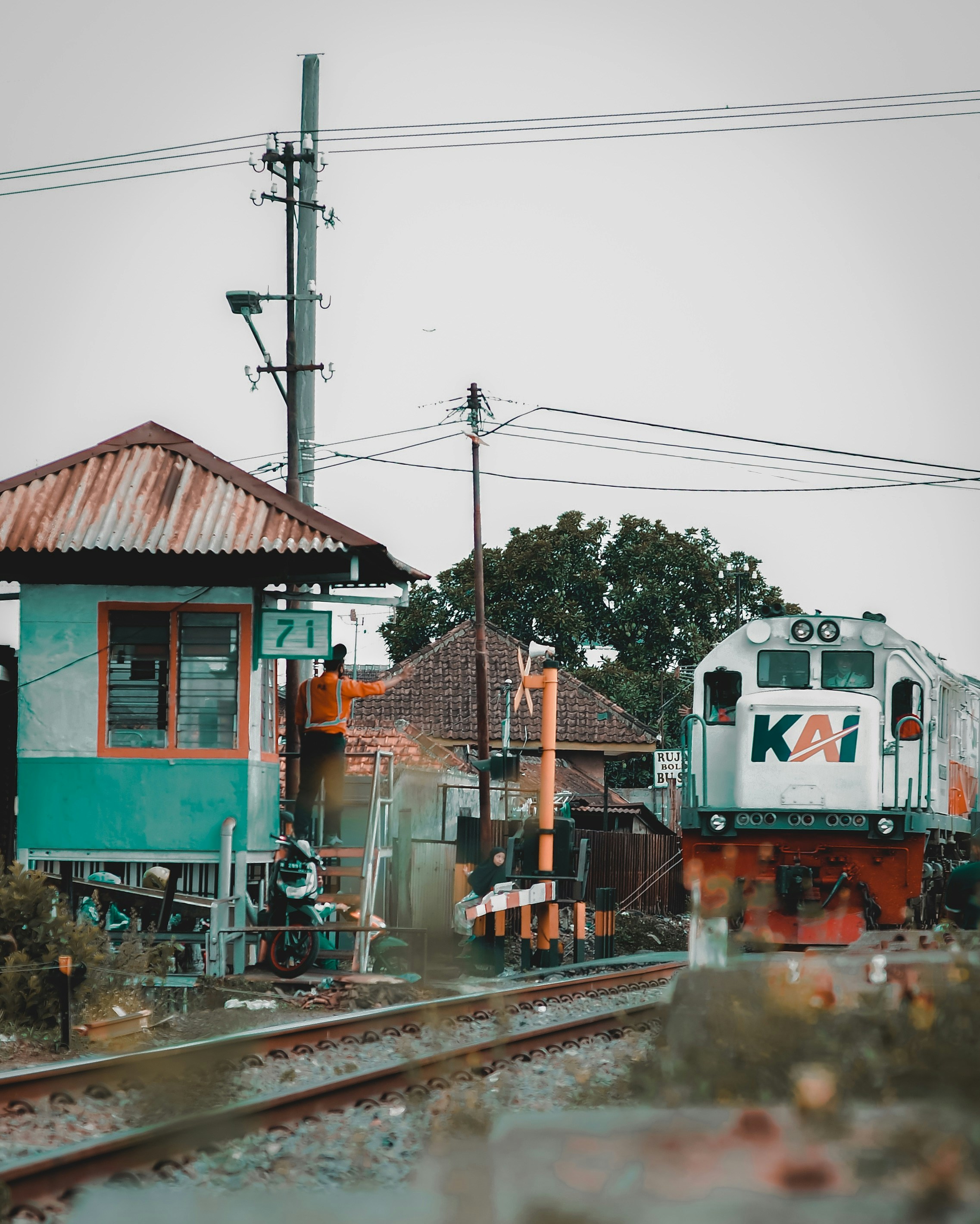 Kereta yang melaju menyusuri rel kereta di sebelah gedung