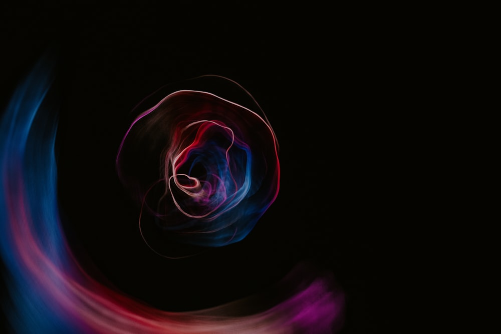 Una foto sfocata di un fiore al buio