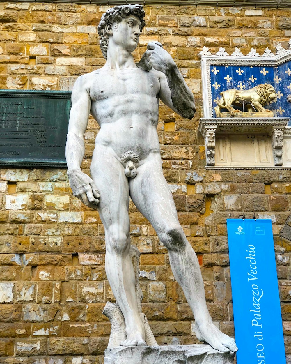 建物の前に立つ男の像