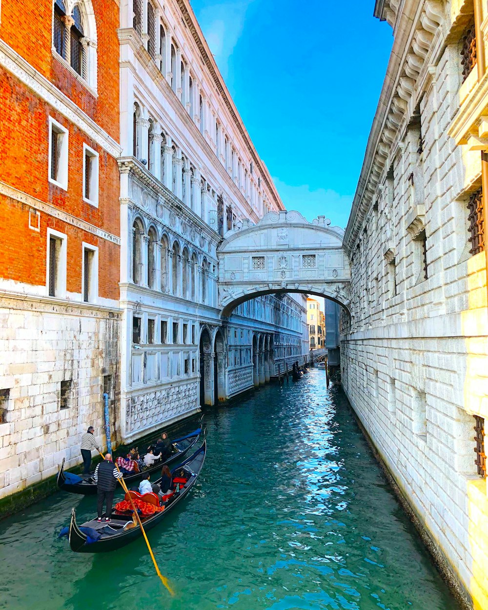 Un paio di barche che galleggiano lungo un fiume vicino a edifici alti