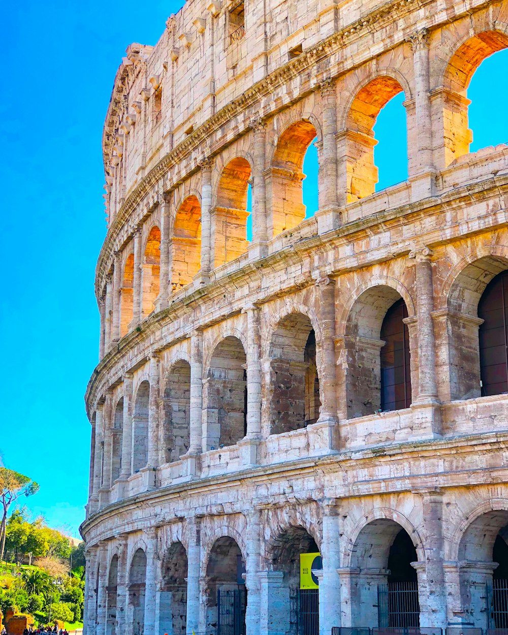 Un edificio dall'aspetto molto antico con molti archi