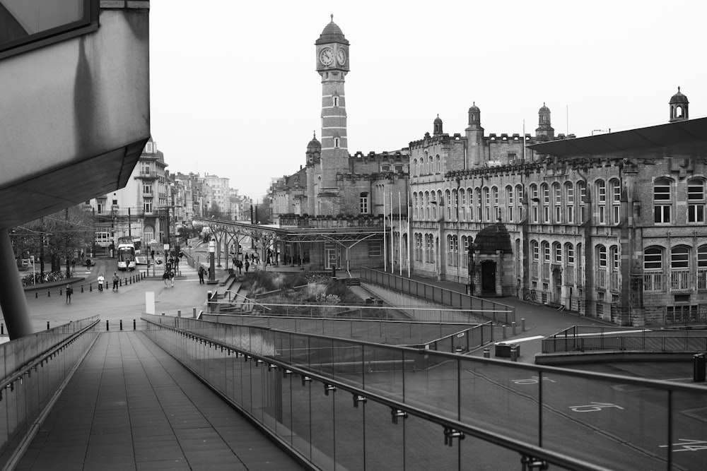 a black and white photo of a city street