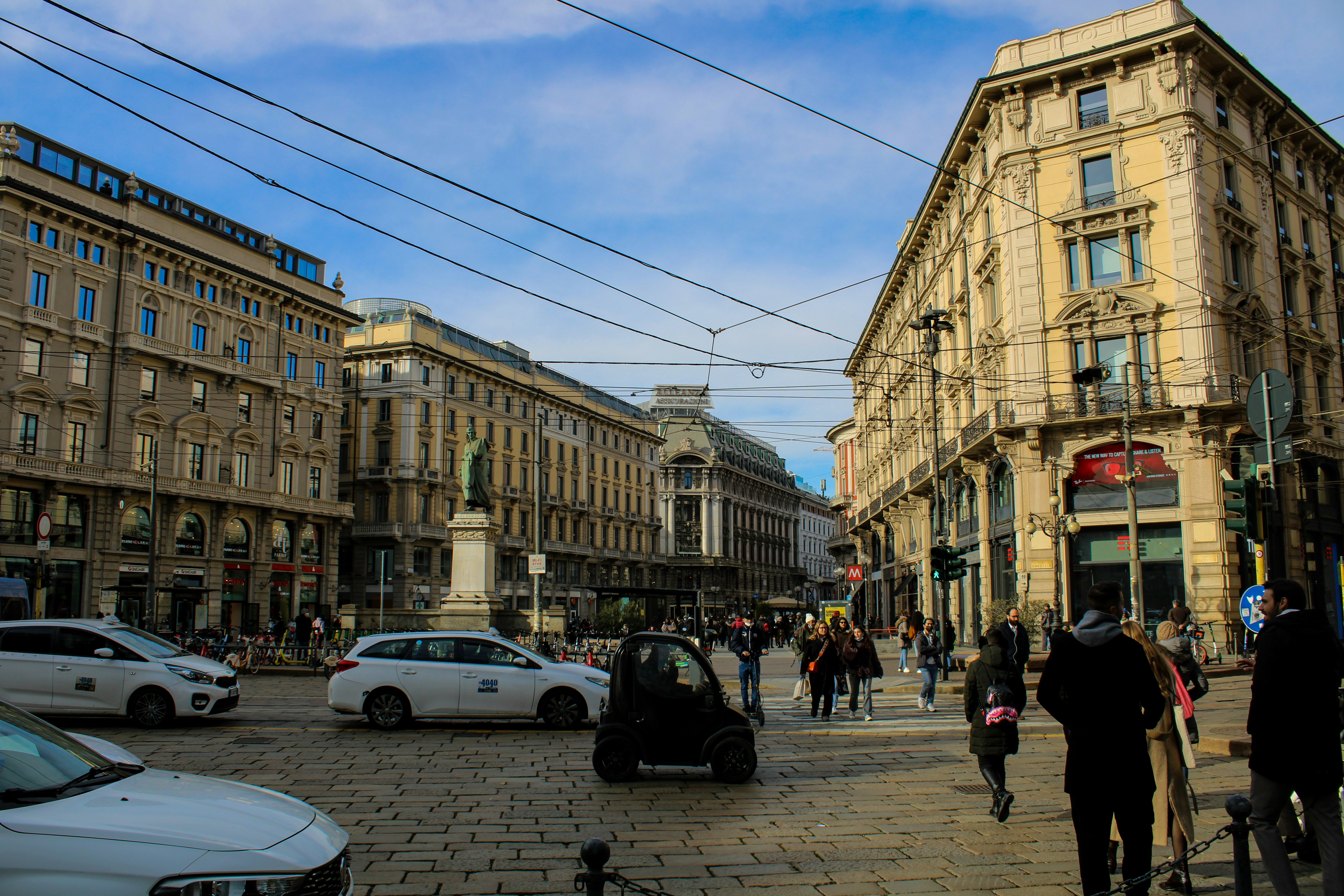 a busy city street filled with lots of traffic