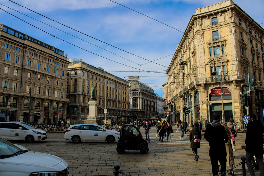 a busy city street filled with lots of traffic