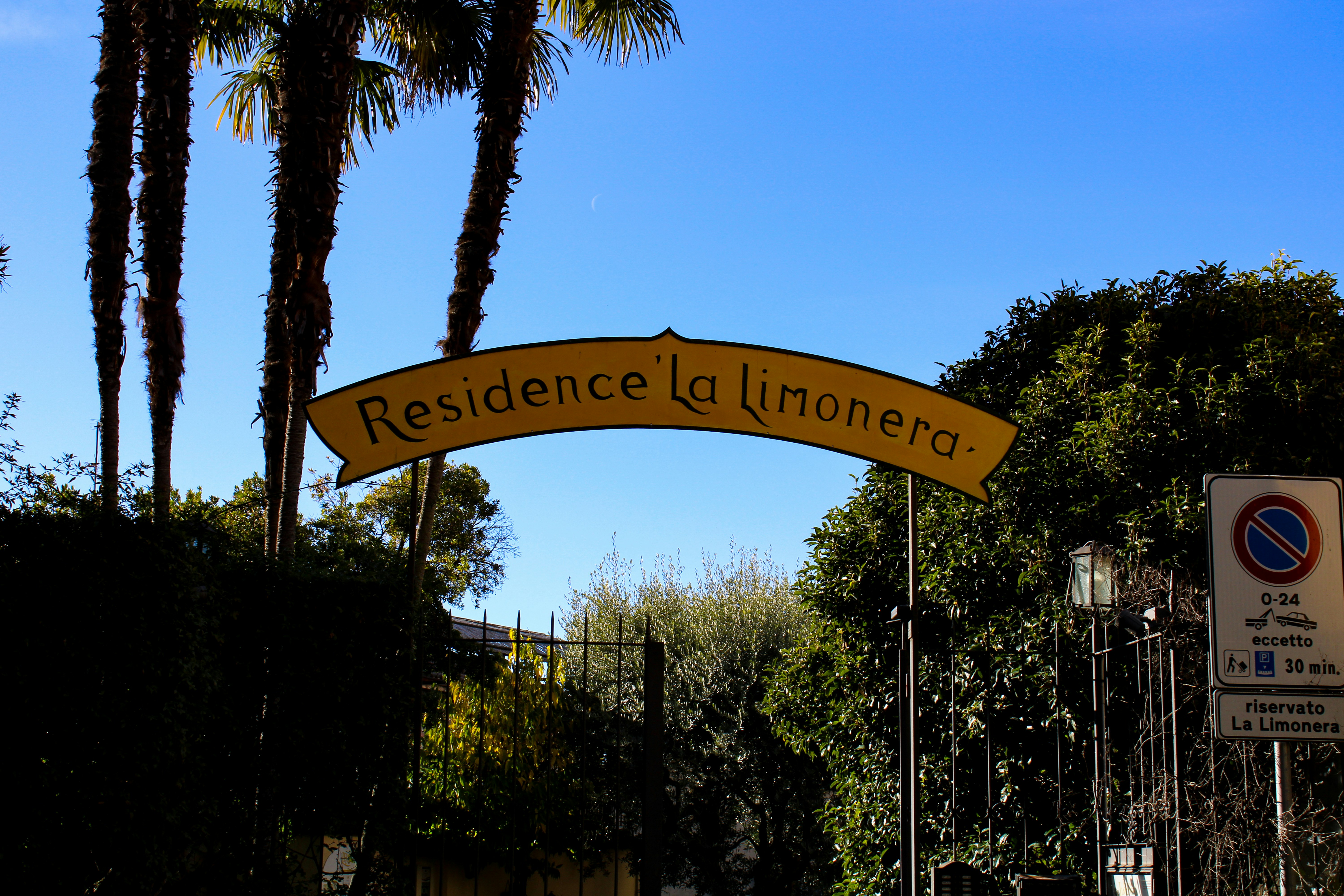 a street sign that reads residence la lunaeria