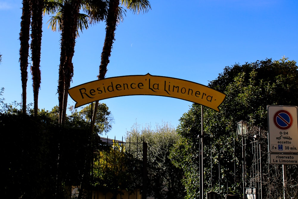 a street sign that reads residence la lunaeria