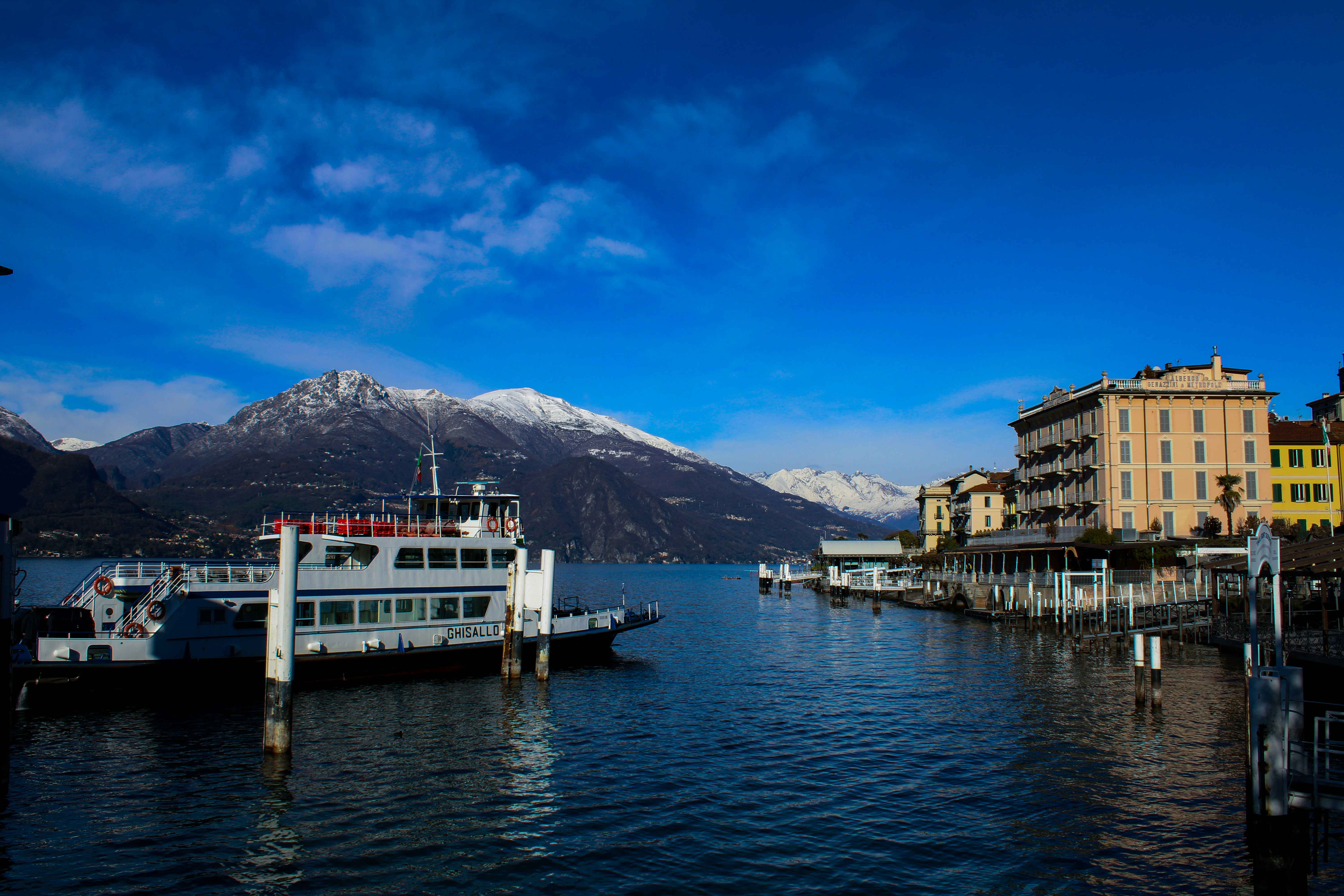 a boat is docked at a pier in the middle of a lake