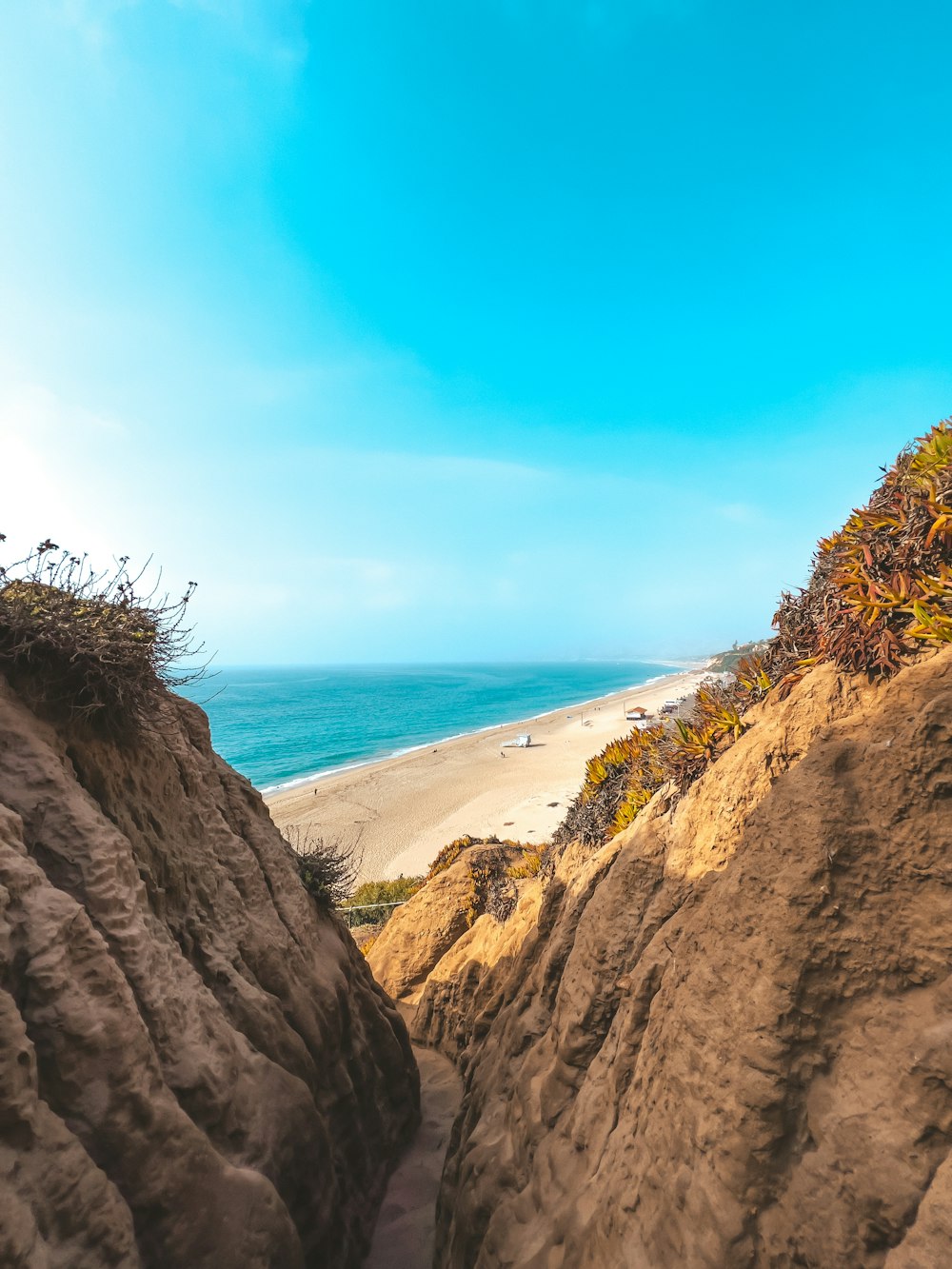 Una vista de una playa de arena desde un acantilado