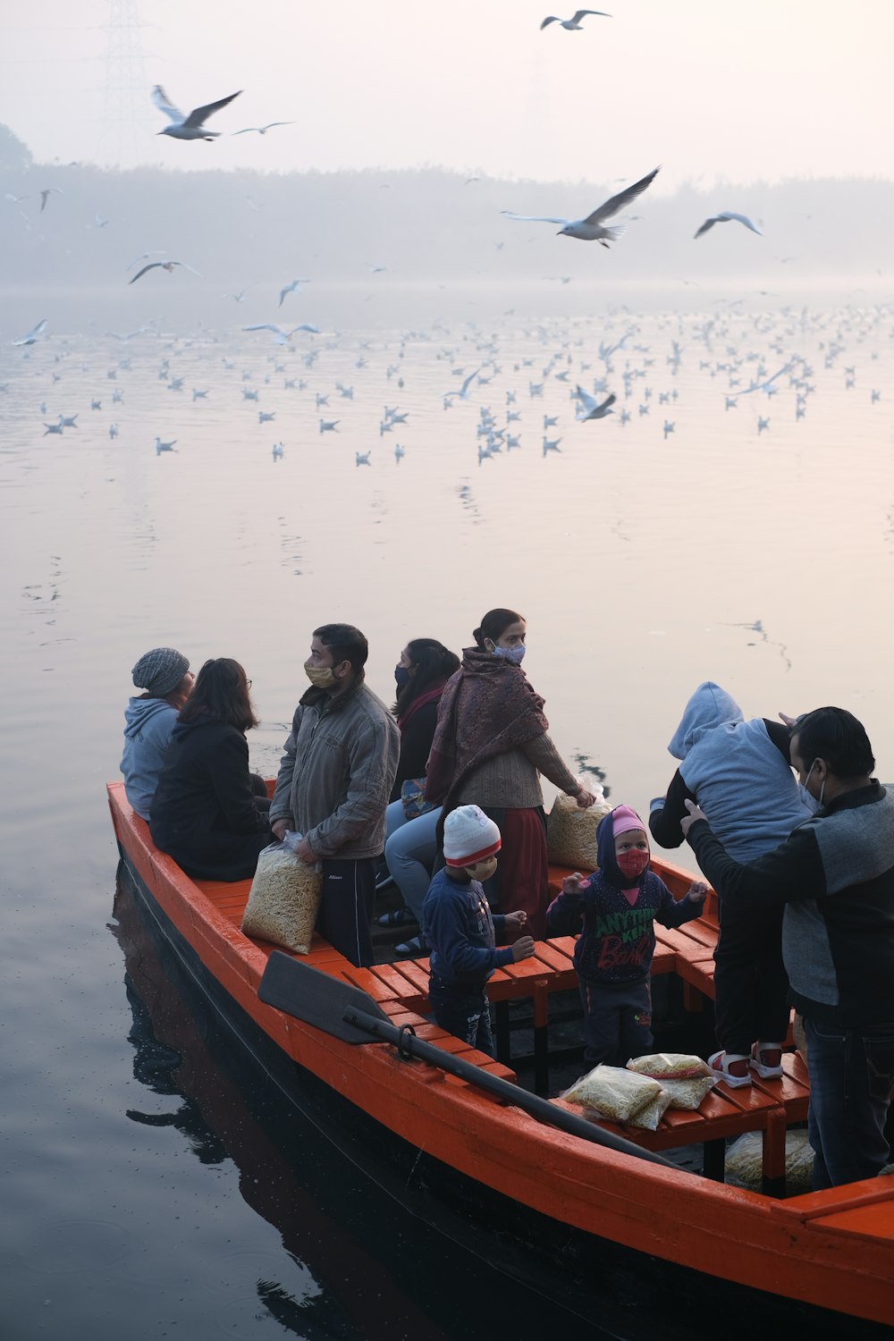 um grupo de pessoas em um barco na água