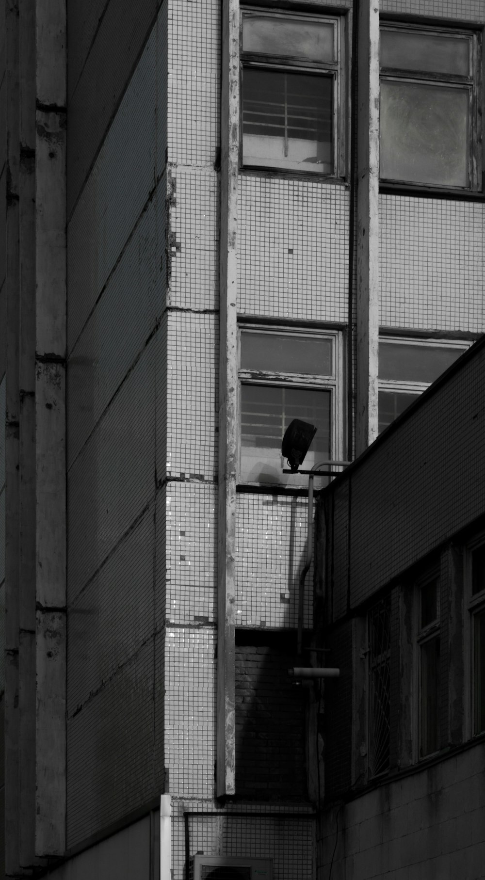 a black and white photo of a building