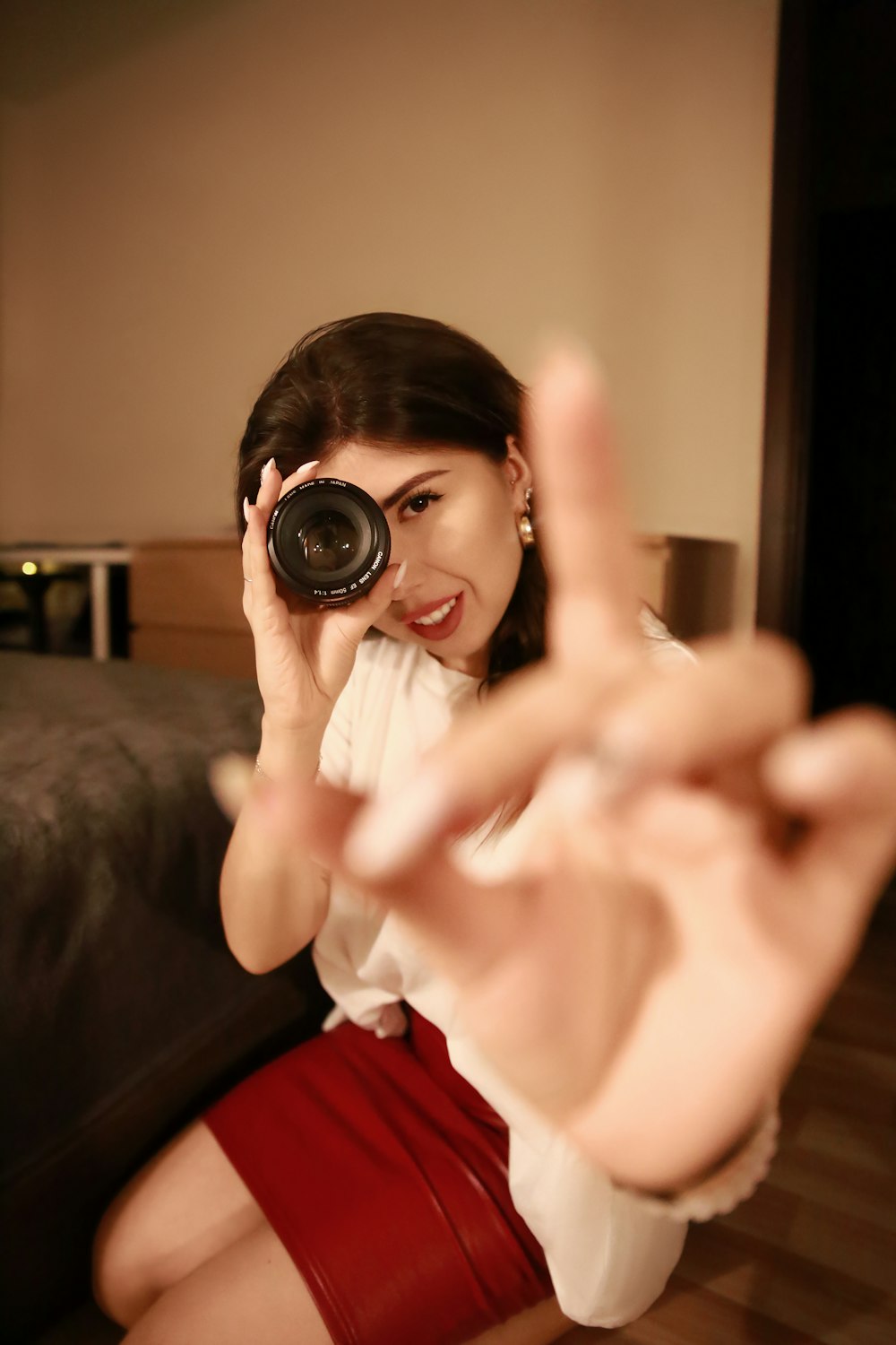 Eine Frau, die ein Foto von sich mit einer Kamera macht