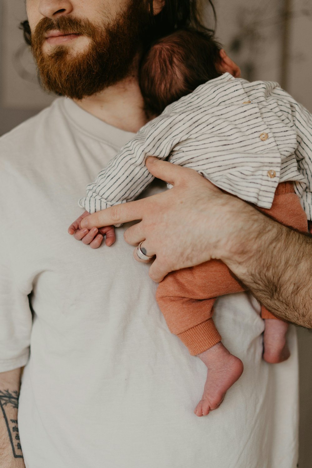 um homem segurando um bebê em seus braços