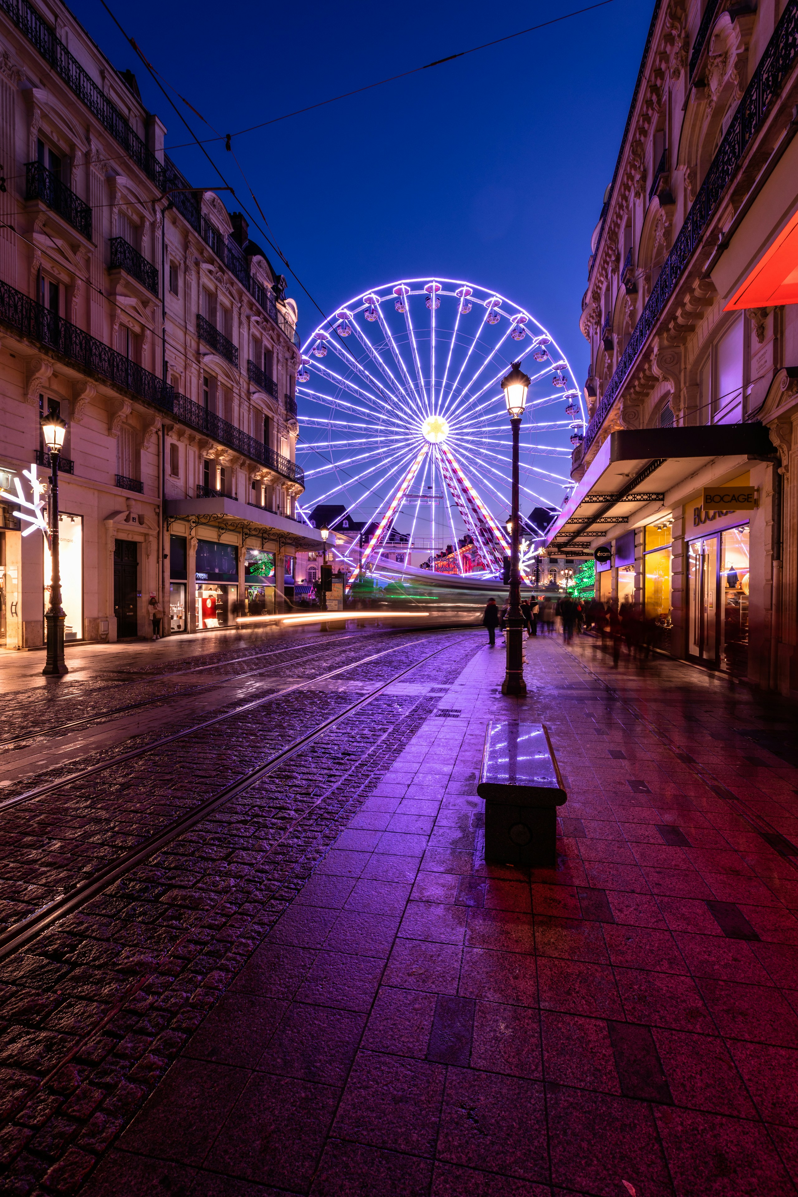 Ein Riesenrad in einer Stadt bei Nacht