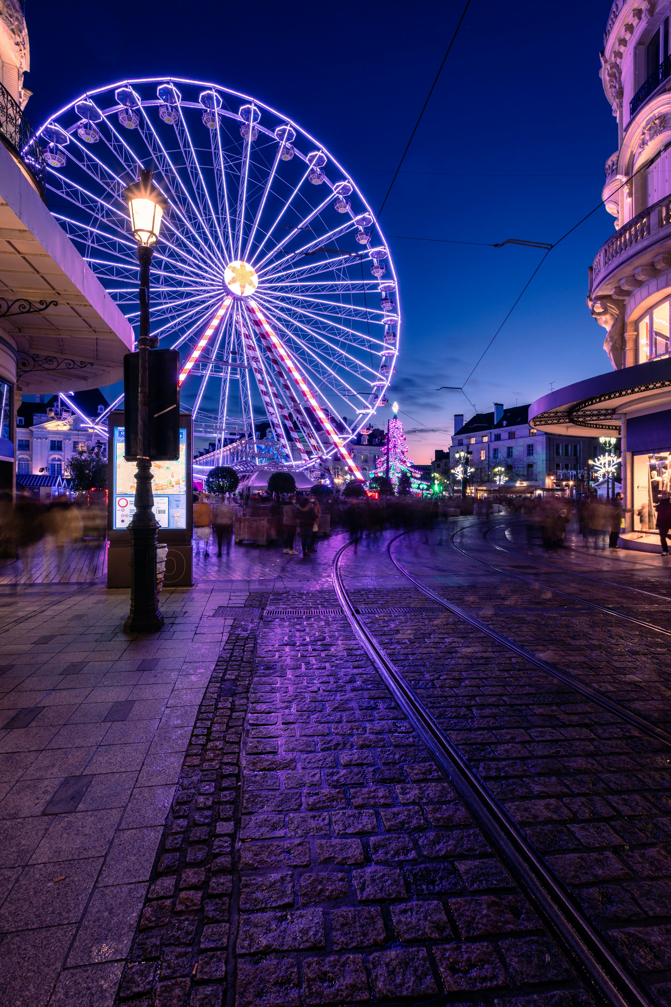 Ein großes Riesenrad auf einer Straße