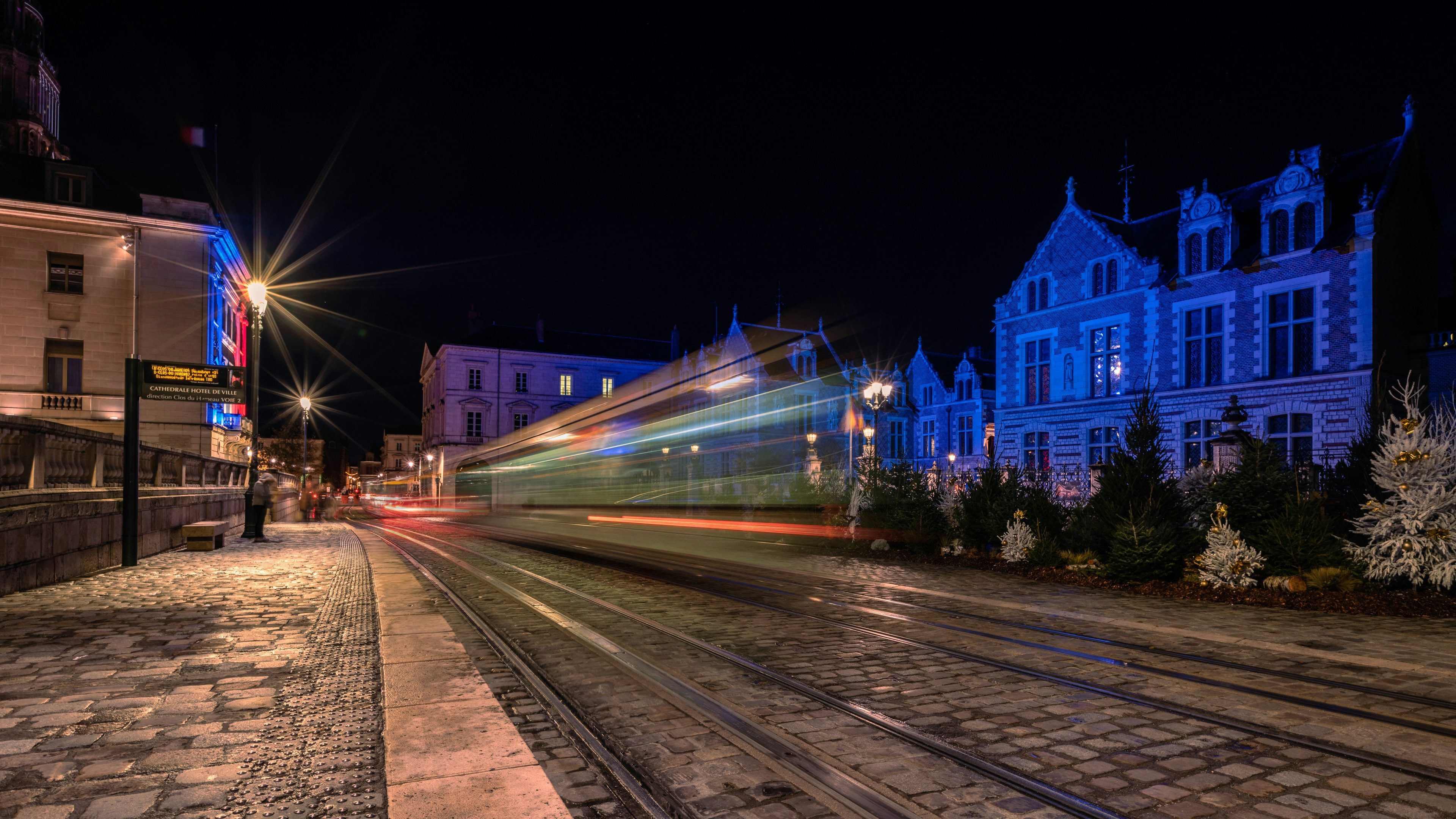 Langzeitbelichtungsfoto eines Zuges auf den Gleisen