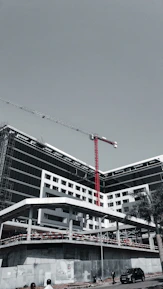 Workers collaborating efficiently on a modern building project in Saudi Arabia.