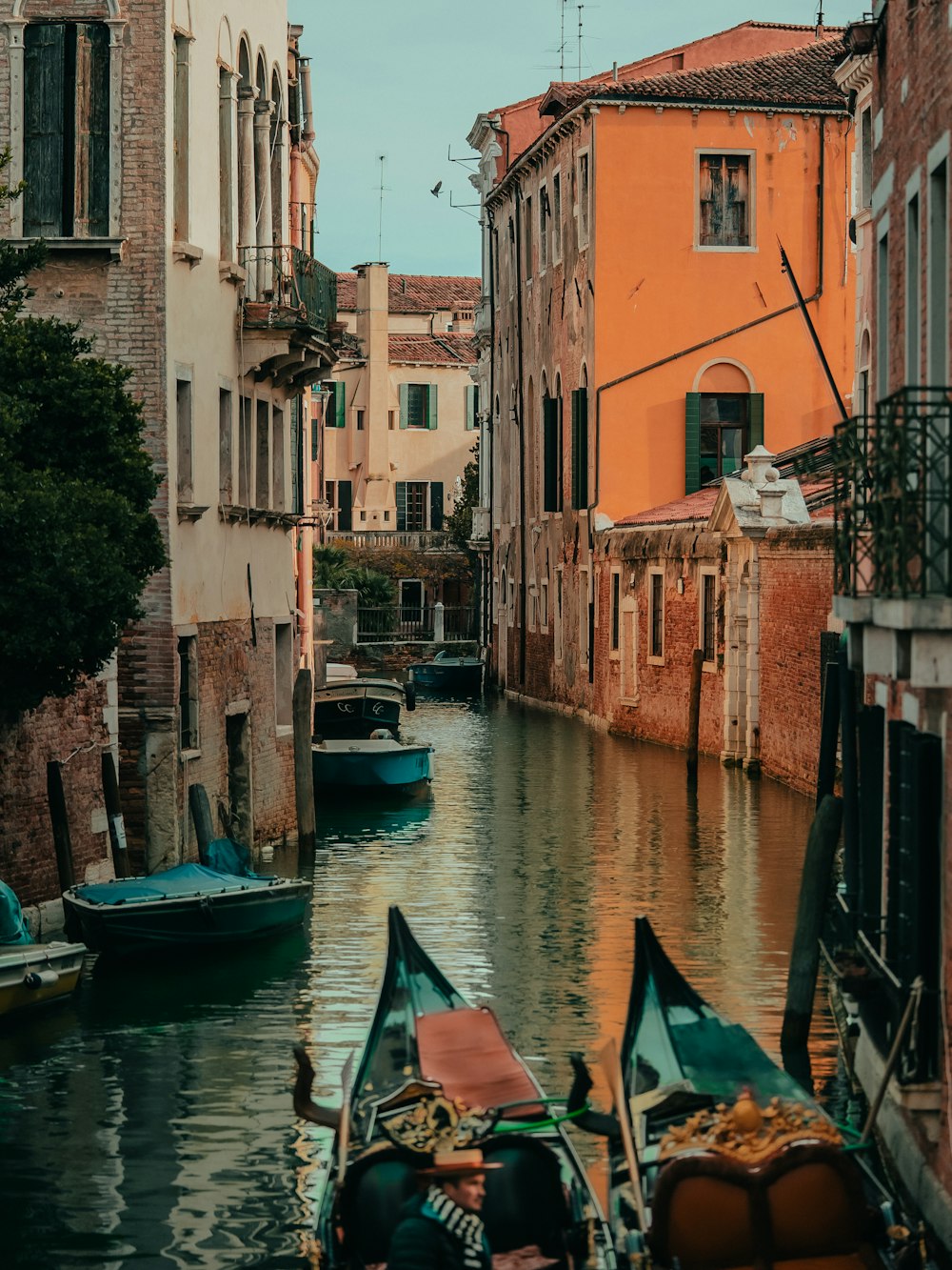 a boat sitting on the side of a building