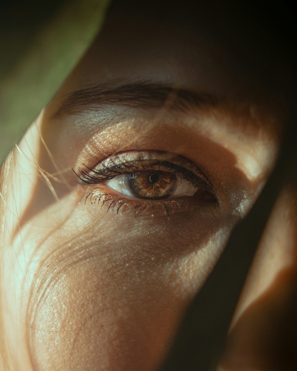 Un primer plano del ojo de una persona con un par de tijeras