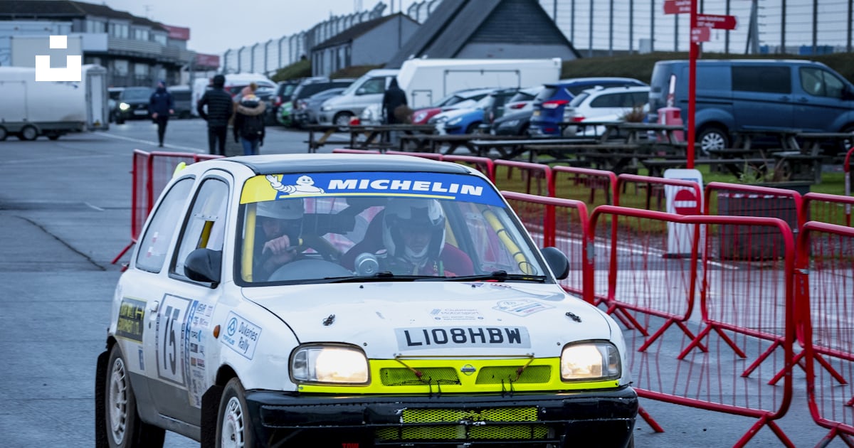A small car driving down a race track photo – Free Derby Image on Unsplash