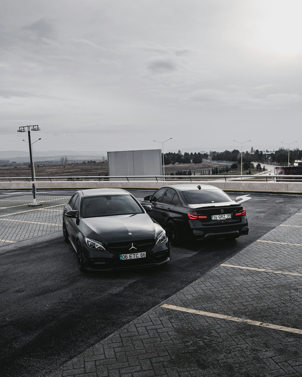 Un par de autos estacionados en un estacionamiento