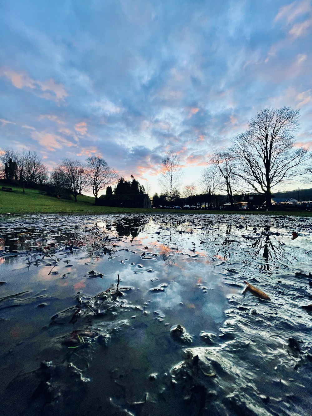 Uno specchio d'acqua con un cielo sullo sfondo