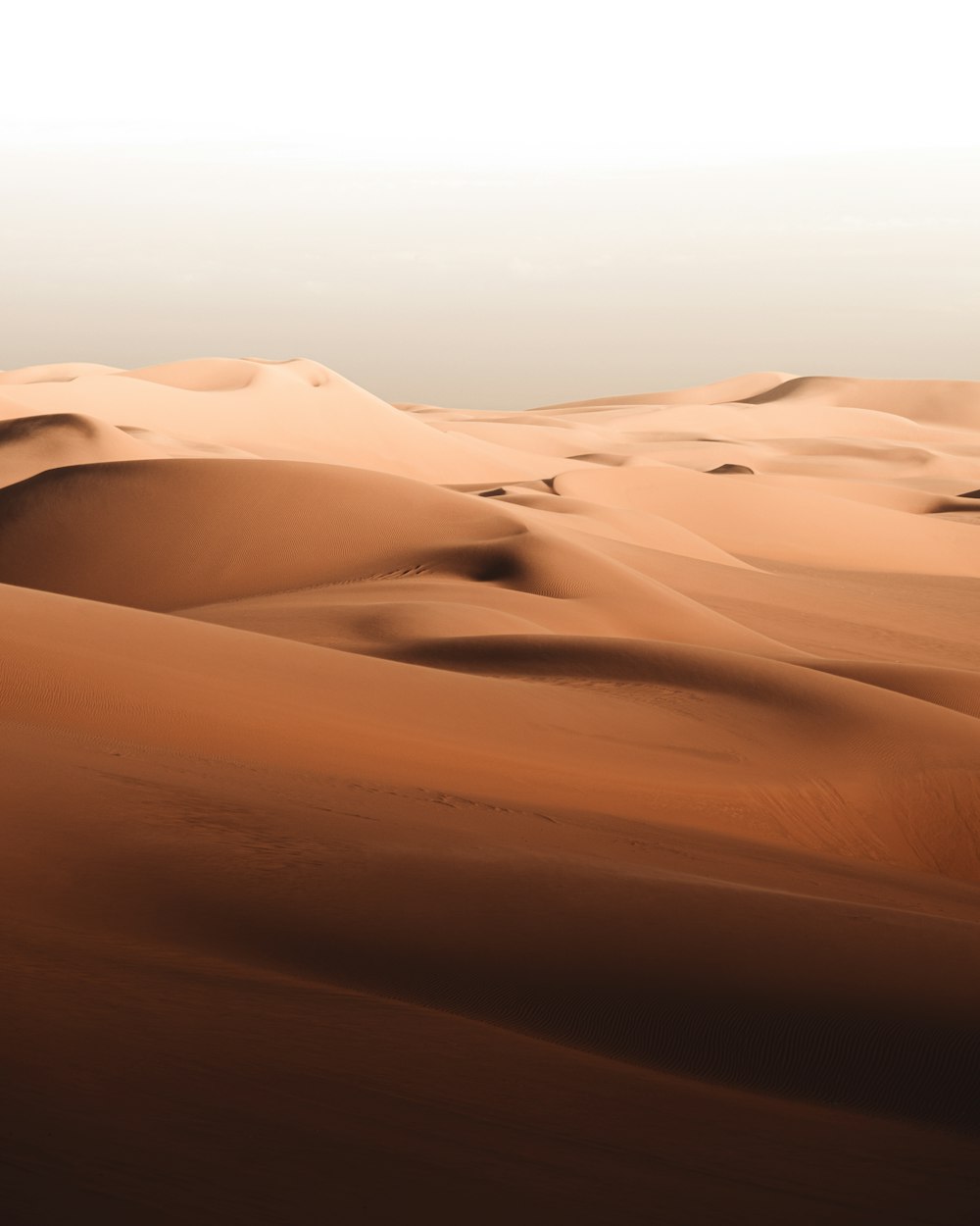 um grande grupo de dunas de areia no deserto