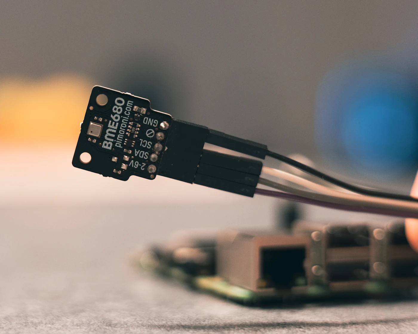 Sensor de tecnología IoT instalado sobre una superficie industrial
