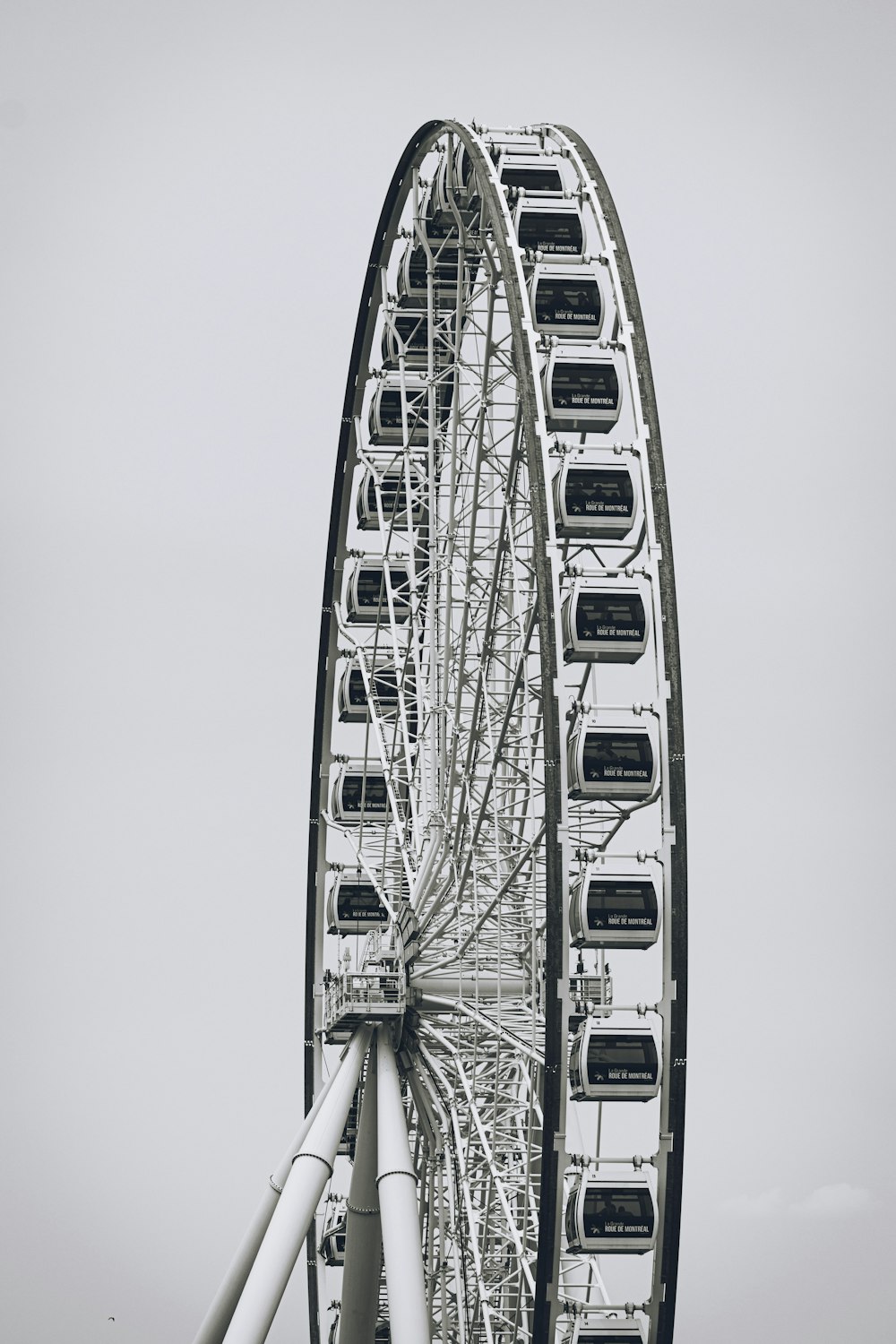 a large ferris wheel on a cloudy day