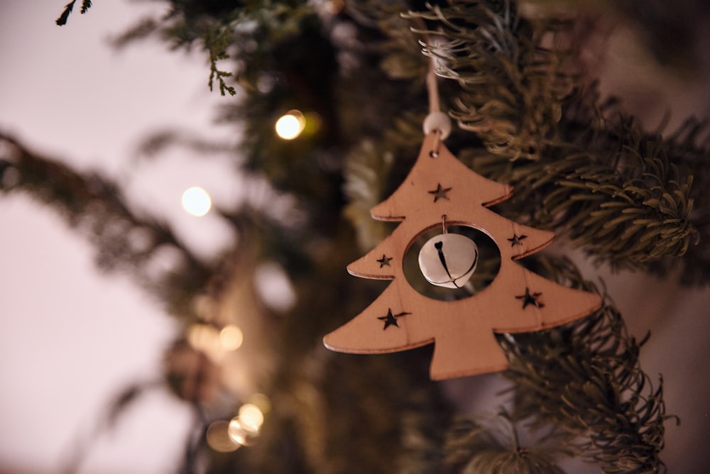 Ein Holzornament, das an einem Weihnachtsbaum hängt