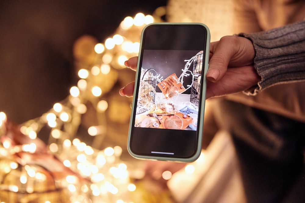 eine Person, die ein Mobiltelefon in der Hand hält