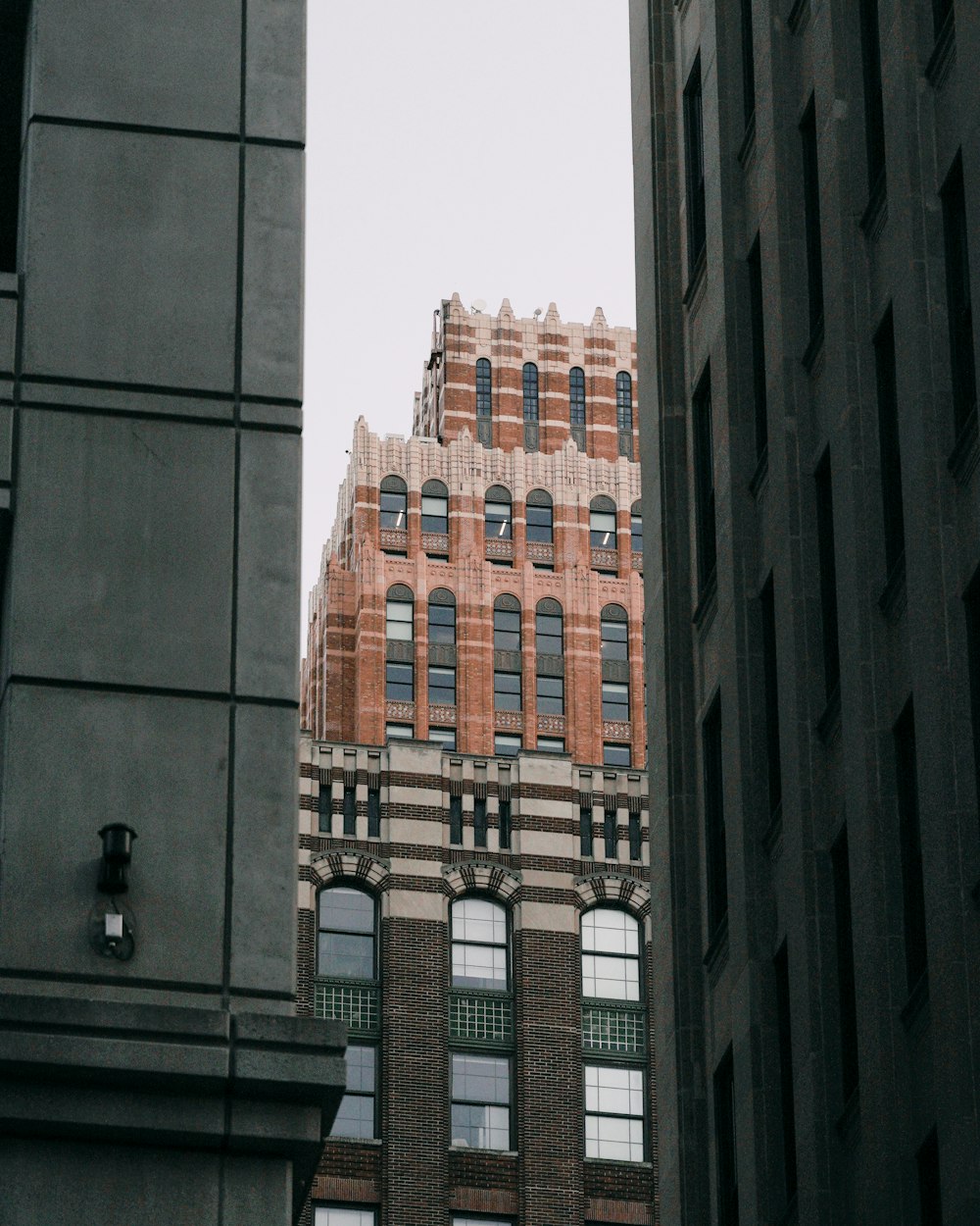 a view of a tall building from between two other buildings