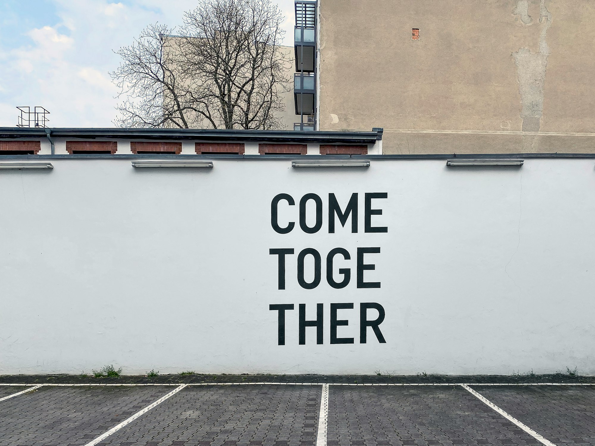 »come together« on a wall in Berlin