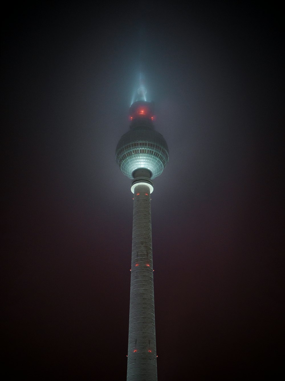 una torre alta con una luz roja en la parte superior