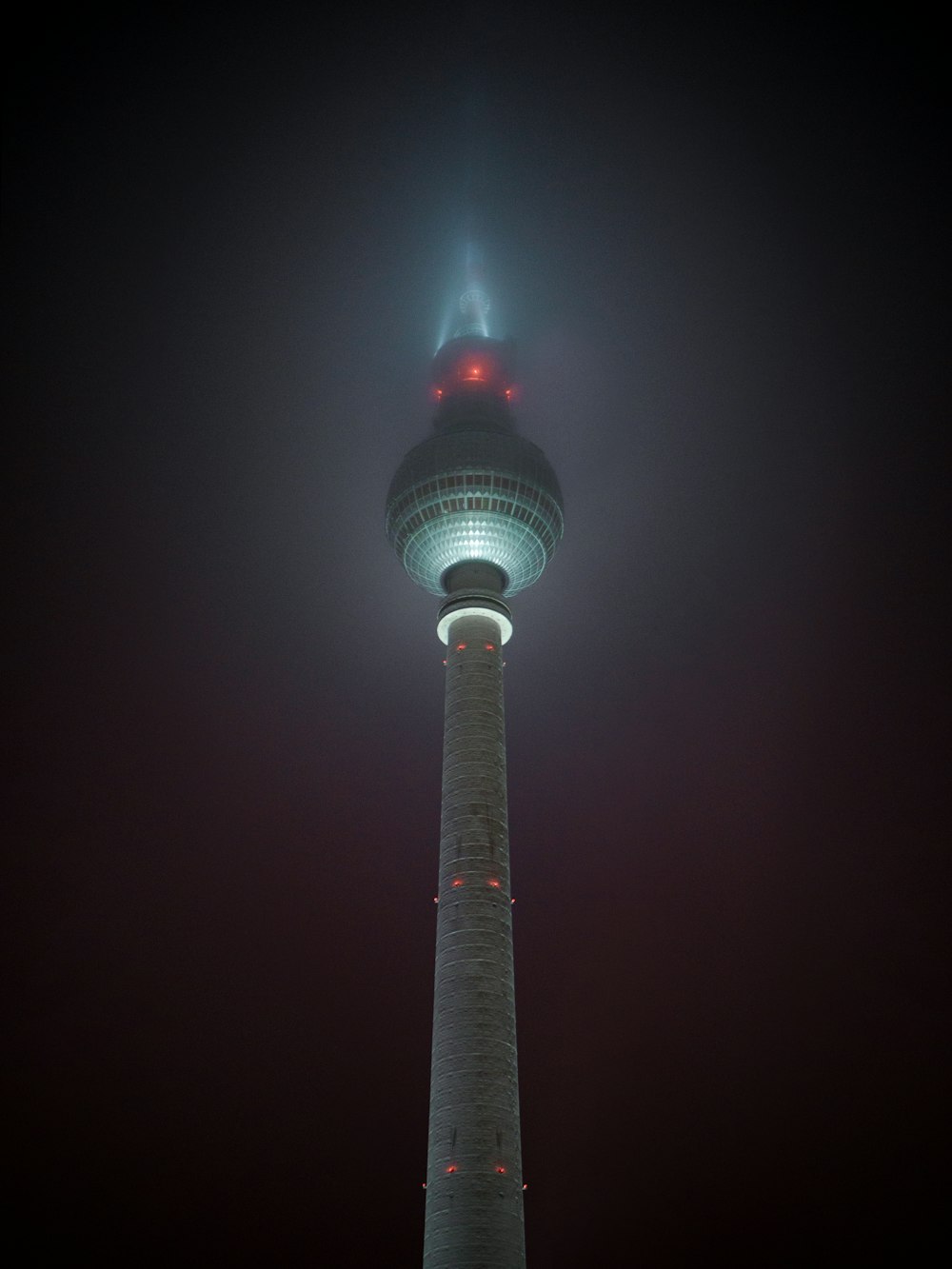 uma torre alta com uma luz vermelha no topo dela
