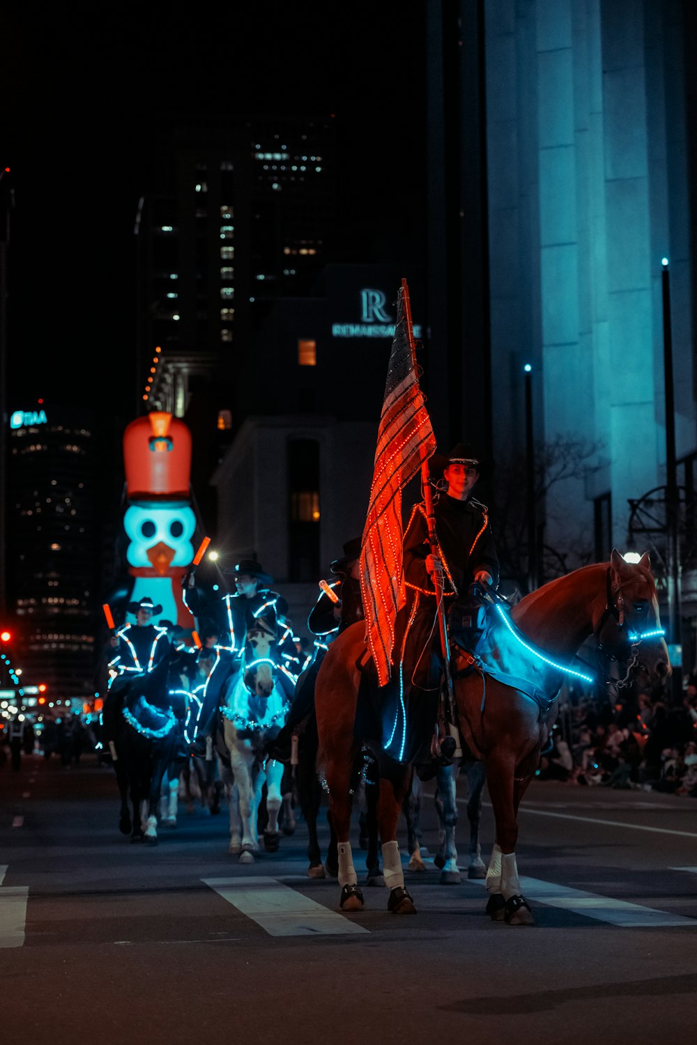 un groupe de personnes à cheval dans une rue