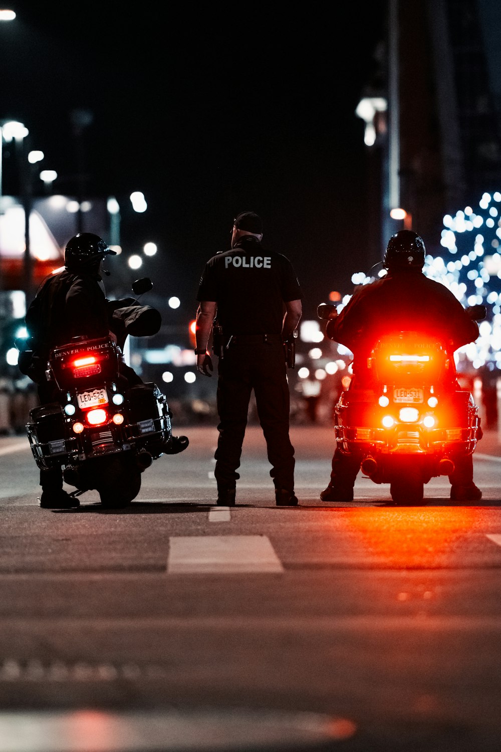 バイクの横に立つ警察官