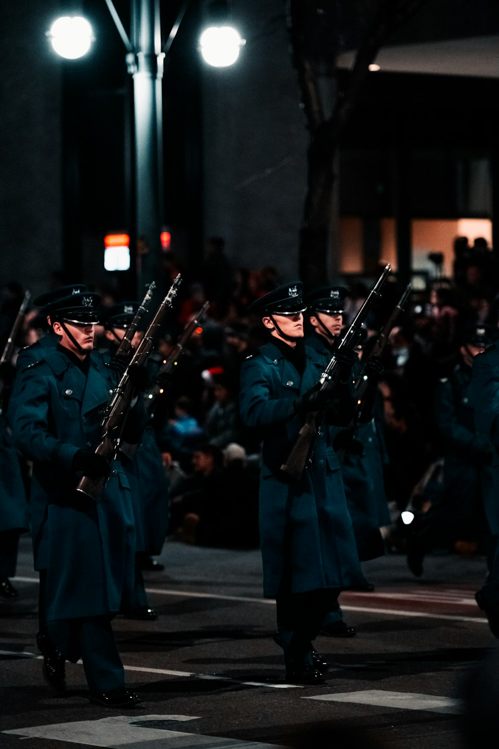 um grupo de homens de uniforme marchando por uma rua
