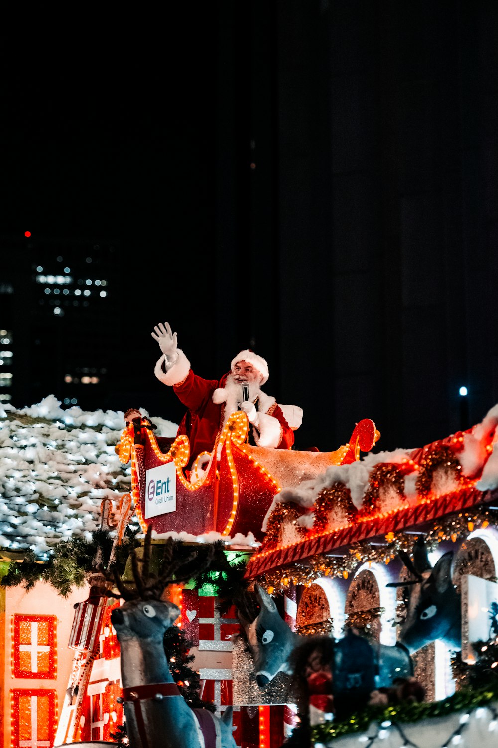 Un char avec une clause de Père Noël au-dessus