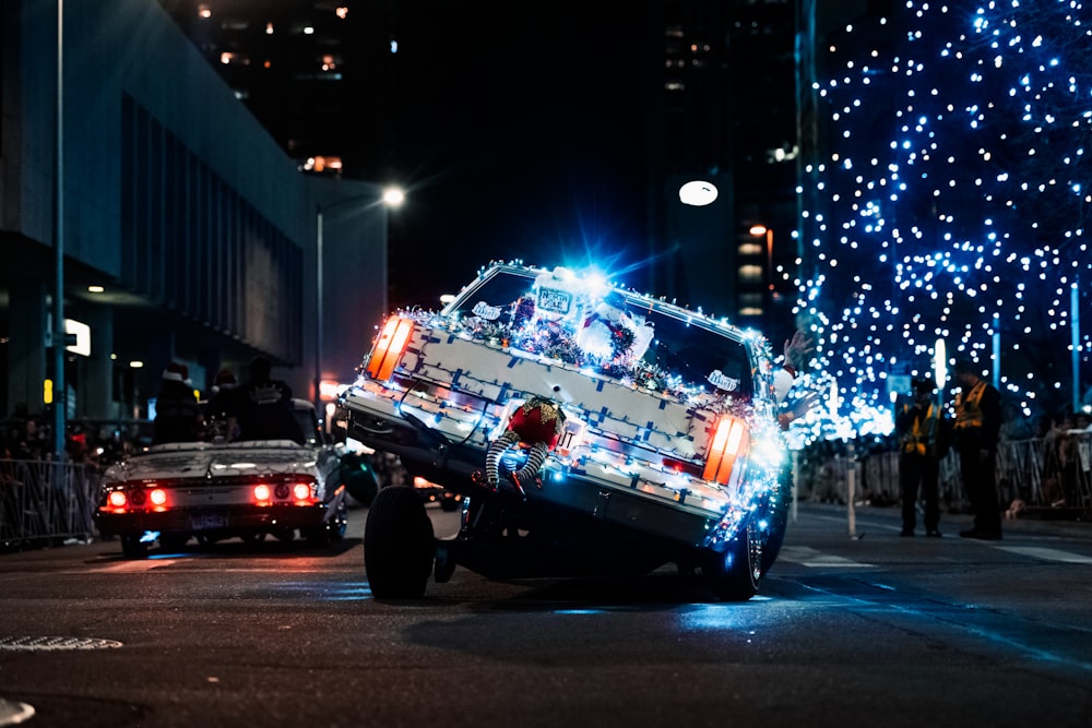 Un camion est décoré de lumières de Noël dans la rue