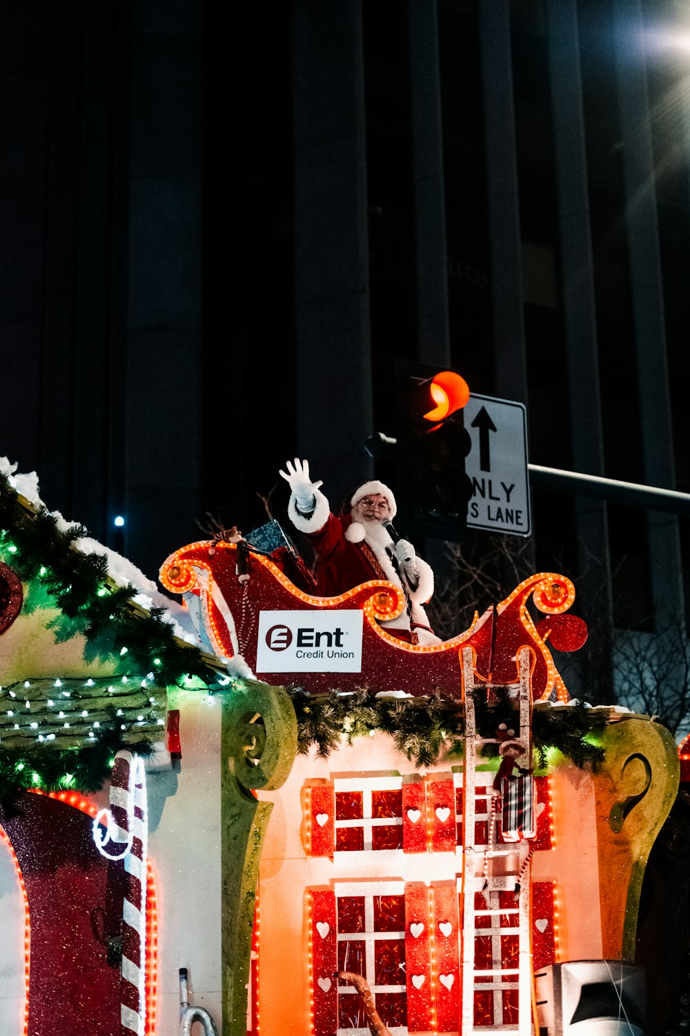 Un bâtiment décoré de lumières et de décorations de Noël