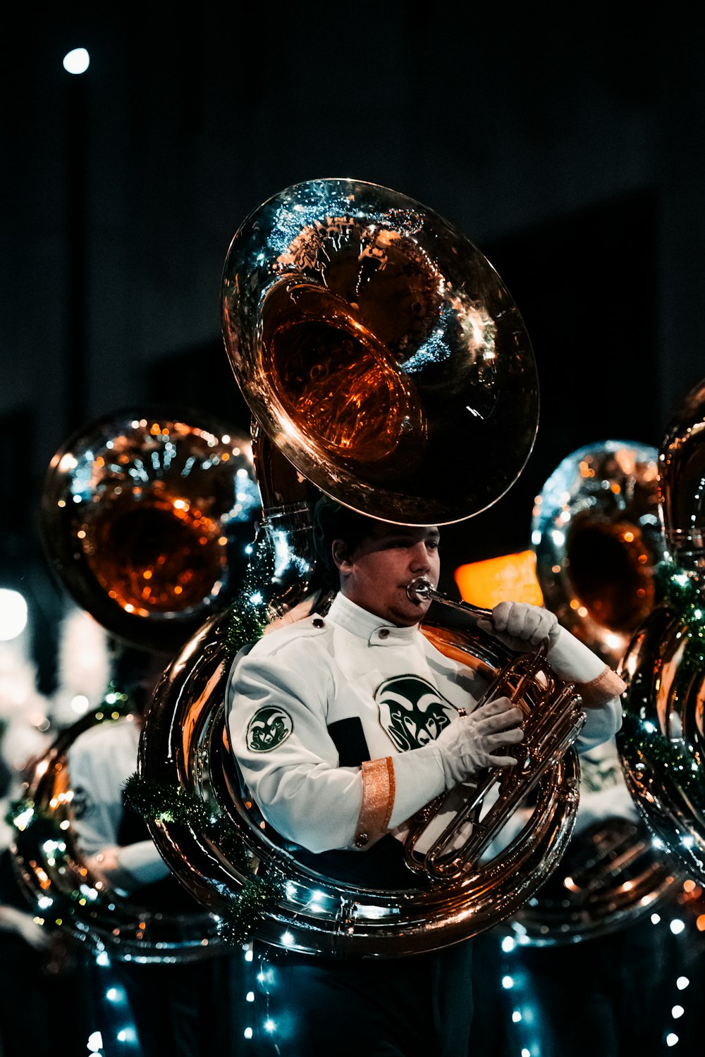 Ein Mann spielt Posaune in einer Parade