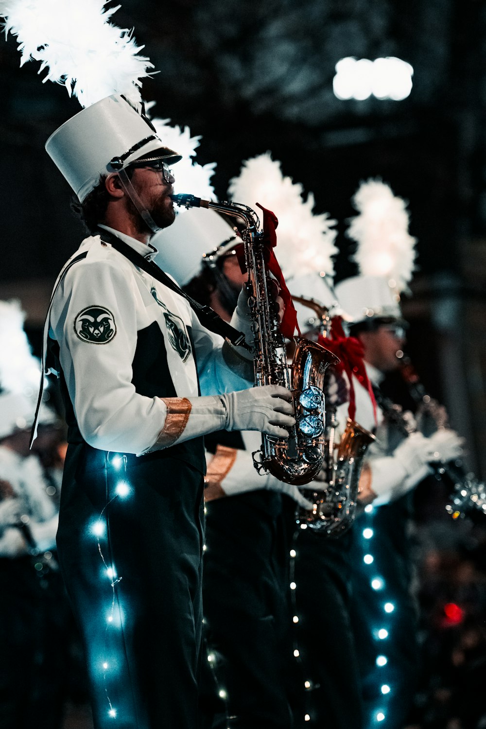 um homem de chapéu branco tocando um saxofone