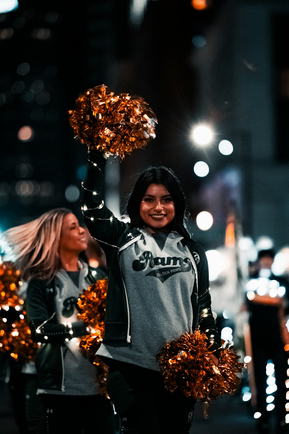 Zwei Cheerleader, die nachts die Straße entlang gehen