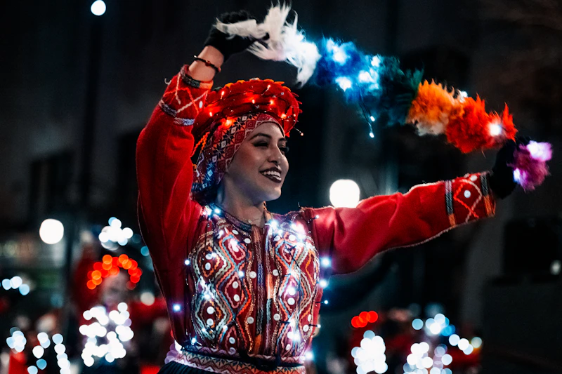 Renkli kostüm giyen dansçı kadın